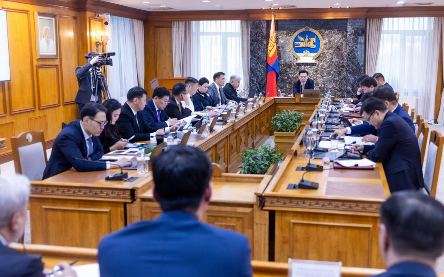 Засгийн газрын ээлжит хуралдаан үргэлжилж байна